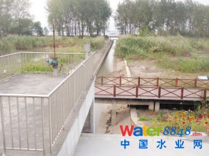 魚嘴濕地公園污水直排長(zhǎng)江?環(huán)保部門:泵站放水沖污泥