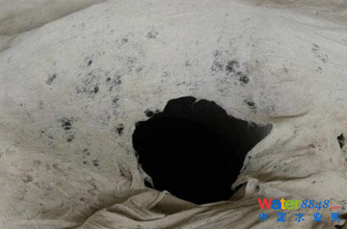 鄭州男童墜入無蓋窨井42小時 尸體在污水處理廠找到
