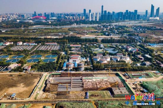 資料圖:南京江心洲污水處理廠提標(biāo)改造工程。中新社記者 泱波 攝