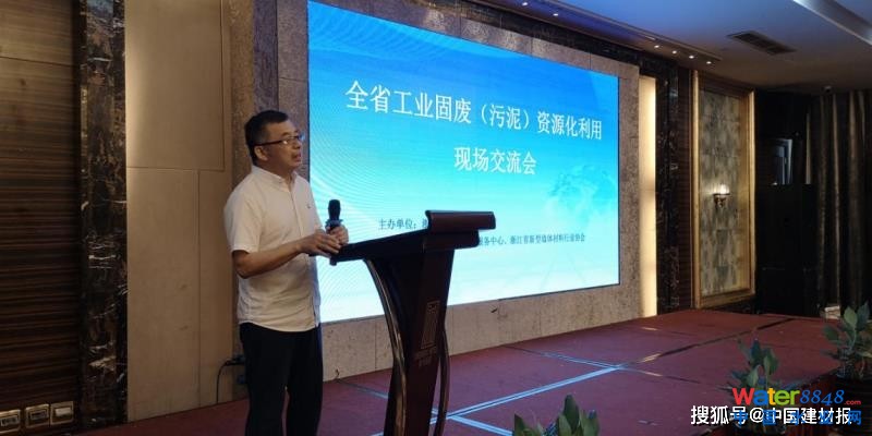 省經(jīng)信廳正處長(zhǎng)級(jí)督查專員黃勇主持會(huì)議